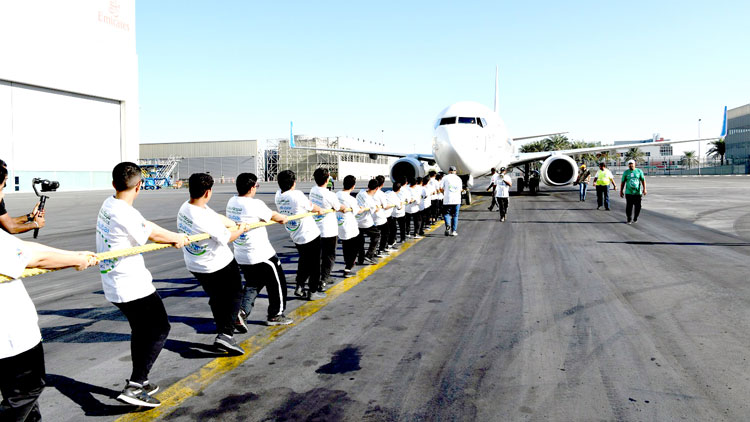 ഹി​മാ​യ വി​ദ്യാ​ർ​ഥി​ക്കൂ​ട്ടം  ഫ്ലൈ ​ദു​ബൈ വി​മാ​നം  150 മീ​റ്റ​ർ ദൂ​രം കെ​ട്ടി​വ​ലി​ച്ചു