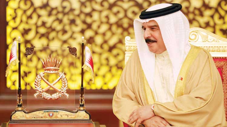 കിങ് ഹമദ് യുവജന ശാക്തീകരണ അവാര്‍ഡ് ജേതാക്കളെ ഹമദ് രാജാവ് സ്വീകരിച്ചു