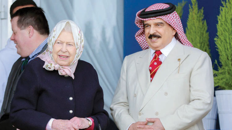 ഹമദ്​ രാജാവും എലിസബത്ത്​ രാഞ്​ജിയും കൂടിക്കാഴ്​ച നടത്തി