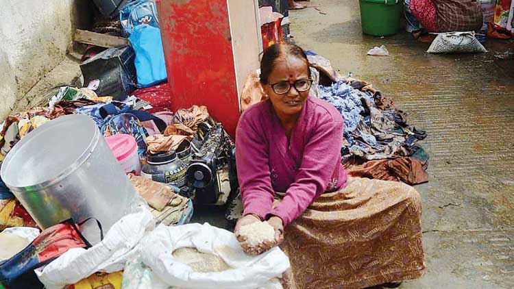ഹുളിമാവിൽ വെള്ളം ഇറങ്ങിത്തുടങ്ങി ദുരിതം ബാക്കി