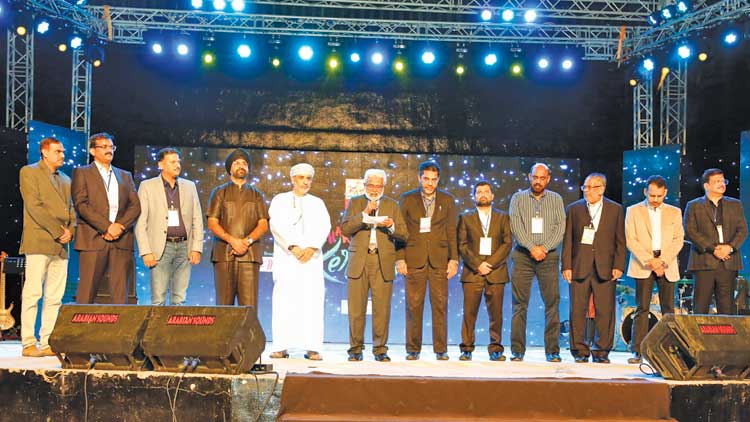 ഒ​രു​മ​യു​ടെ വി​ളം​ബ​ര രാ​വ്​; സ​ലാ​ല​യി​ൽ ച​രി​ത്ര​മെ​ഴു​തി  ‘ഹാ​ർ​മ​ണി​യ​സ് കേ​ര​ള’