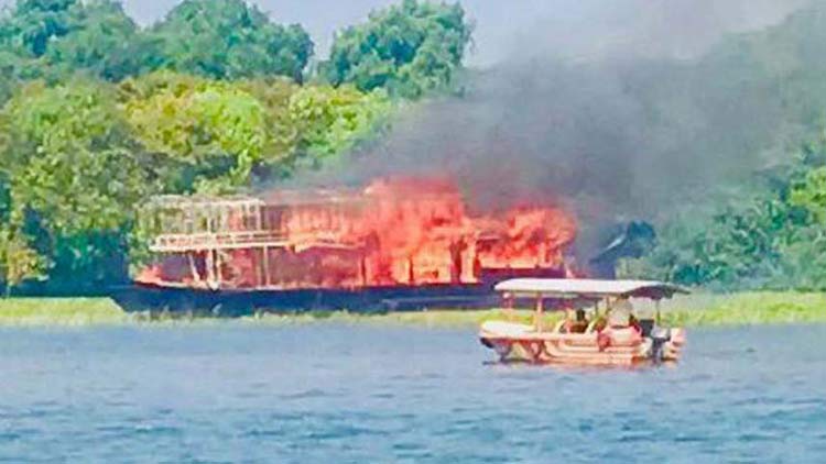വേമ്പനാട്ടുകായലിൽ ഹൗസ്​ബോട്ടിന് തീപിടിച്ചു;  യാത്രികർ കായലിൽ ചാടി രക്ഷപ്പെട്ടു