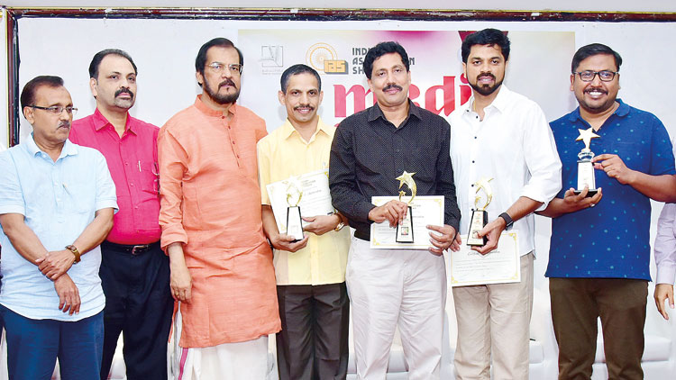 ഷാ​ർ​ജ ഇ​ന്ത്യ​ൻ അ​സോ​സി​യേ​ഷ​ൻ  മാ​ധ്യ​മ പു​ര​സ്​​കാ​ര​ങ്ങ​ൾ സ​മ്മാ​നി​ച്ചു