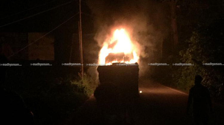 ഓടിക്കൊണ്ടിരുന്ന കണ്ടെയ്നർ ലോറി കത്തി നശിച്ചു