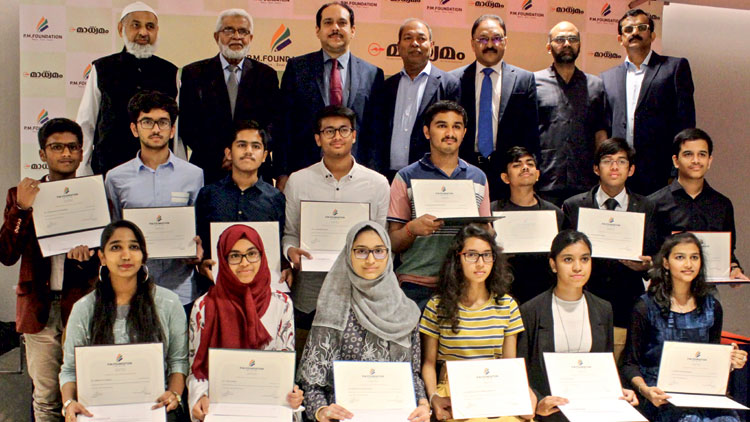 യു.​എ.​ഇ​യി​ലെ മി​ടു​ക്ക​ൻ​മാ​ർ​ക്കും മി​ടു​ക്കി​ക​ൾ​ക്കും പി.​എം. ഫൗ​ണ്ടേ​ഷ​ൻ  അ​വാ​ർ​ഡ്​ സ​മ്മാ​നി​ച്ചു