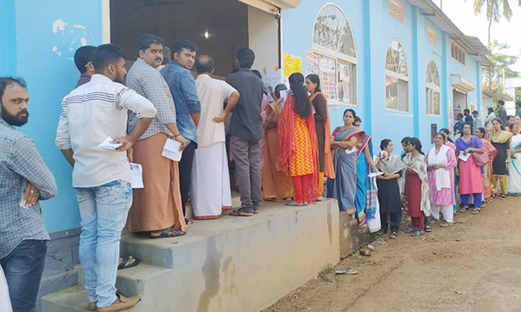 കേരളത്തിൽ വോ​ട്ടൊഴുകി; 77 ശതമാനം, രാത്രിയിലും പോളിങ്