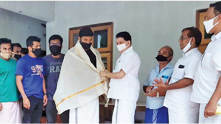 പൂനൂർ പുഴയിൽ മുങ്ങിത്താഴ്ന്ന രണ്ടുപേർക്ക്​ രക്ഷകനായി റഫീഖ്​