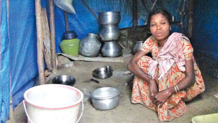 ചോർന്നൊലിക്കുന്ന ഷെഡ്ഡിൽ ജീവിതം തള്ളിനീക്കി ആദിവാസി കുടുംബം