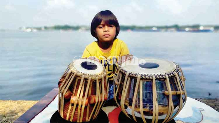 ആ​രോ​ഗ്യ പ്ര​വ​ർ​ത്ത​ക​ർ​ക്കായി​ കു​ഞ്ഞു ഐ​സ​മി​െൻറ ത​ബ​ല​വാ​ദ​നം