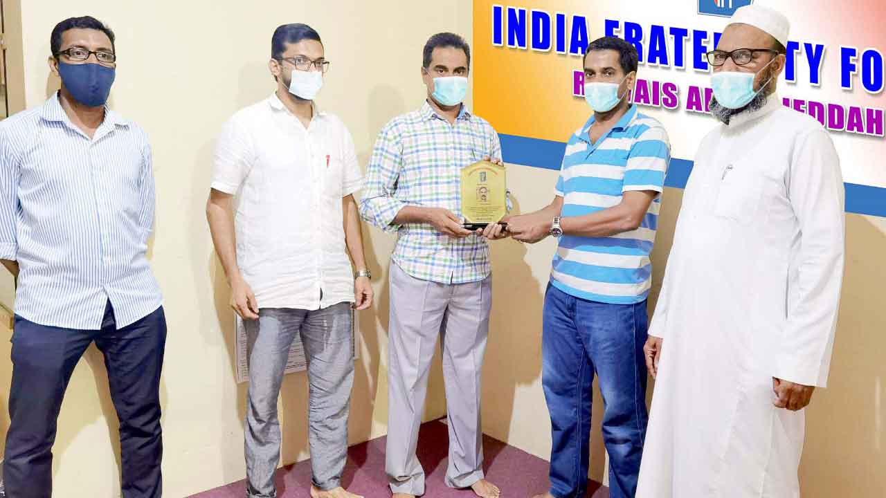 യാ​ത്ര​യ​യ​പ്പ് ന​ൽ​കി