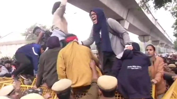 പൗരത്വ നിയമം: ജാമിഅയിൽ വിദ്യാർഥികൾക്ക് നേരെ പൊലീസ് ലാത്തിവീശി; സംഘർഷം
