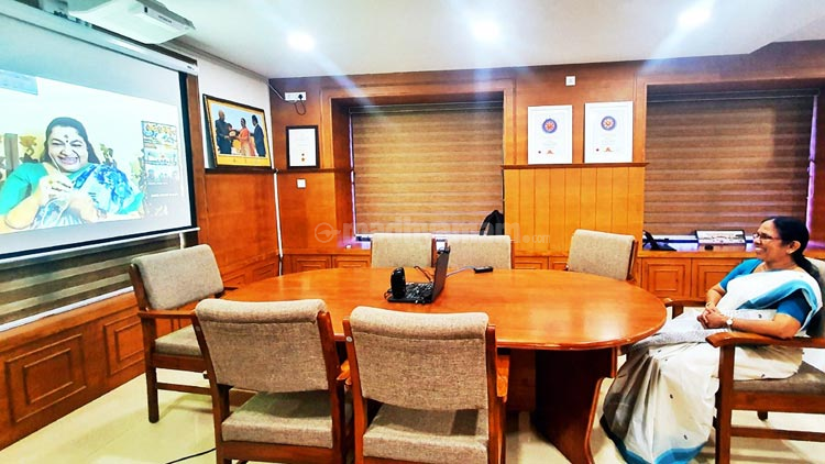 ‘ഇനിയും വേണോ, എത്ര വേണമെങ്കിലും പാടാം’... ആരോഗ്യ പ്രവർത്തകർക്കൊപ്പം പാട്ടുപാടി ചിത്ര