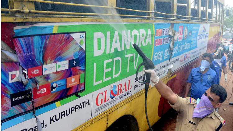 വണ്ടി​ കുറഞ്ഞു, യാത്രക്കാർ  കൂടി; നിർദേശങ്ങൾ  തകിടംമറിച്ച്​ ബസ്​ യാത്ര