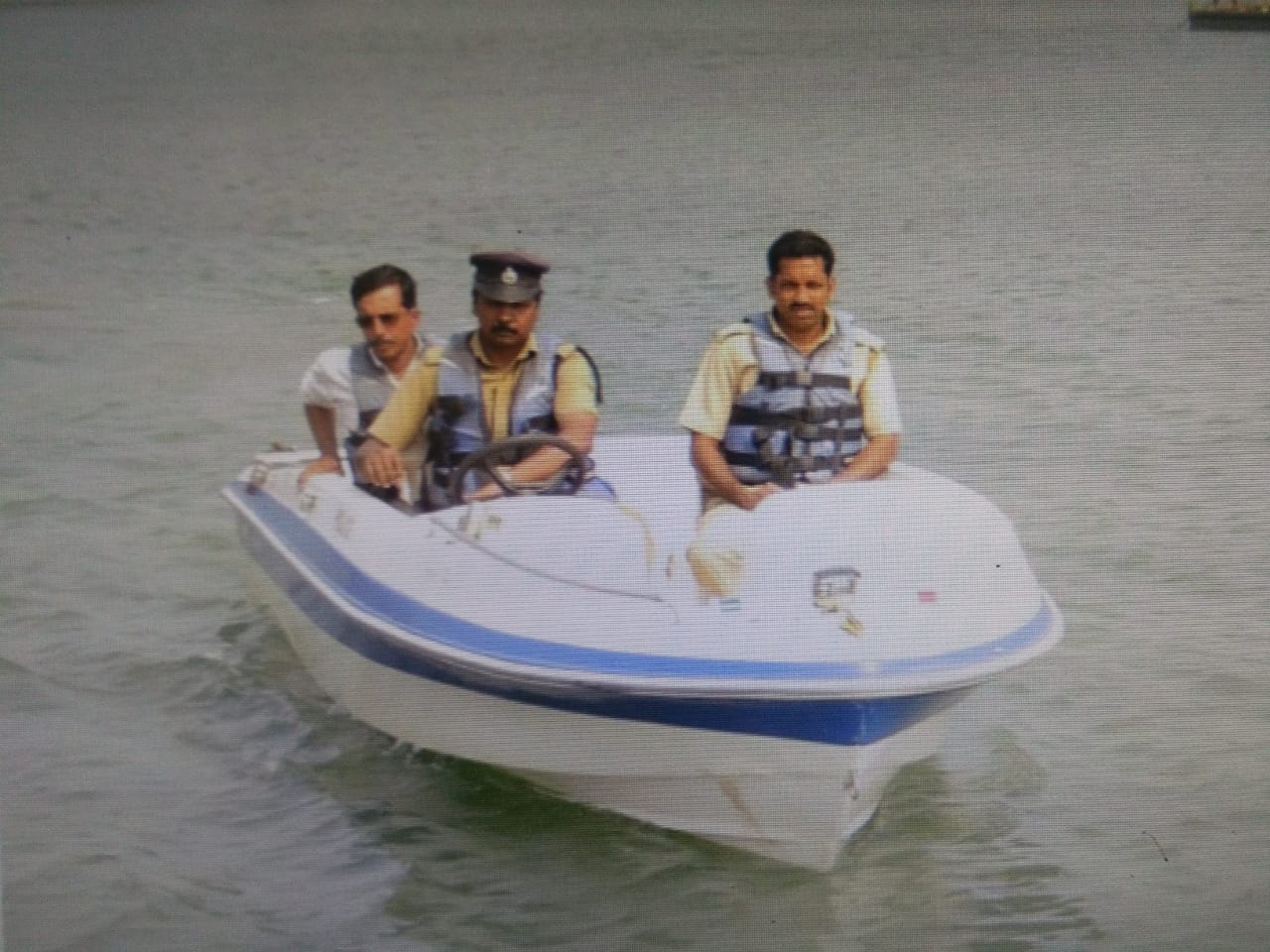 പൊലീസ് ബോട്ടുകള്‍ കട്ടപ്പുറത്ത്; അനധികൃത മണല്‍ വാരല്‍ സജീവം റൂറല്‍ പൊലീസി​െൻറ കൈയിലുള്ള രണ്ട് ബോട്ടുകളും കേടായി കിടക്കുകയാണ്