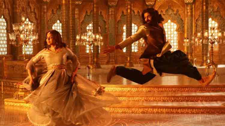 ആടിപ്പാടി പ്രണവും കല്യാണിയും; ചിത്രങ്ങൽ വൈറൽ