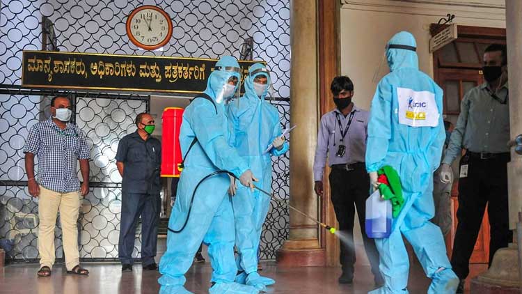 ക്വാറൻറീനും സേവാസിന്ധു രജിസ്ട്രേഷനും ഇല്ല; എല്ലാം തുറന്നിട്ട് കർണാടക