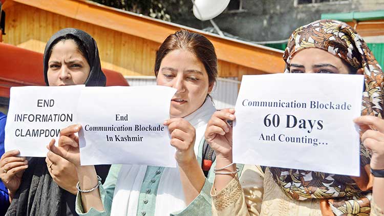 Kashmir-Female-Journlaists-holding-placard