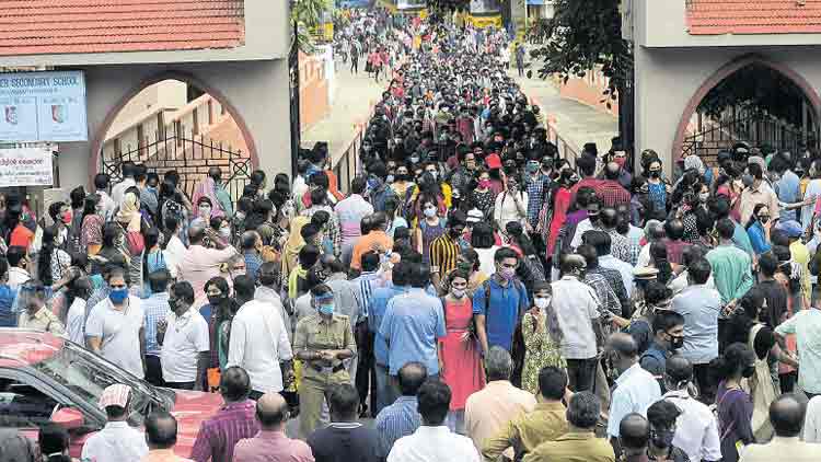 തിരുവനന്തപുരത്ത്​ കീം പരീക്ഷക്കെത്തി കൂട്ടംകൂടിയ രക്ഷിതാക്കൾക്കെതിരെ കേസ്​