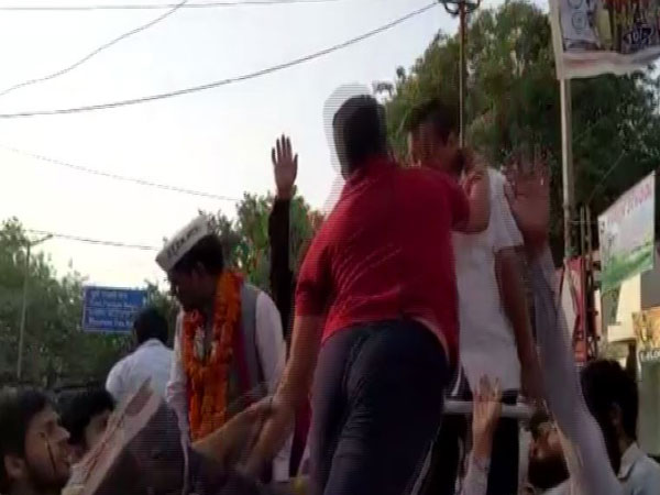 ഡൽഹിയിൽ റോഡ്​ ഷോക്കിടെ കെജ്​രിവാളിന്​ മർദനം -VIDEO