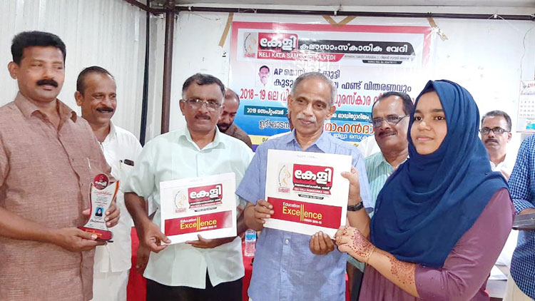 കേ​ളി വി​ദ്യാ​ഭ്യാ​സ മേ​ന്മ പു​ര​സ്കാ​രം വി​ത​ര​ണം ചെ​യ്തു