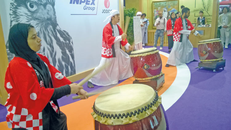 സൗ​ഹൃ​ദ​ത്തി​െ​ൻ​റ പെ​രു​മ്പ​റ മു​ഴ​ക്കി  ജാ​പ്പ​നീ​സ്​^​ഇ​മ​റാ​ത്തി യു​വ​ജ​ന​ങ്ങ​ൾ