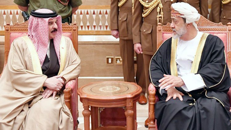 ഹ​മ​ദ് രാ​ജാ​വ് ഒ​മാ​ന്‍ സു​ൽ​ത്താ​നു​മാ​യി കൂ​ടി​ക്കാ​ഴ്ച ന​ട​ത്തി