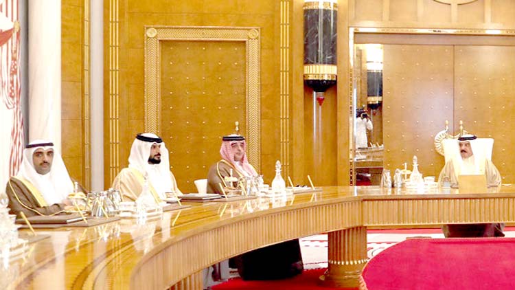 ത​ത്​​വീ​ർ പെ​ട്രോ​ളി​യം ക​മ്പ​നി പ്ര​തി​നി​ധി​ക​ളെ ഹ​മ​ദ് രാ​ജാ​വ് സ്വീ​ക​രി​ച്ചു