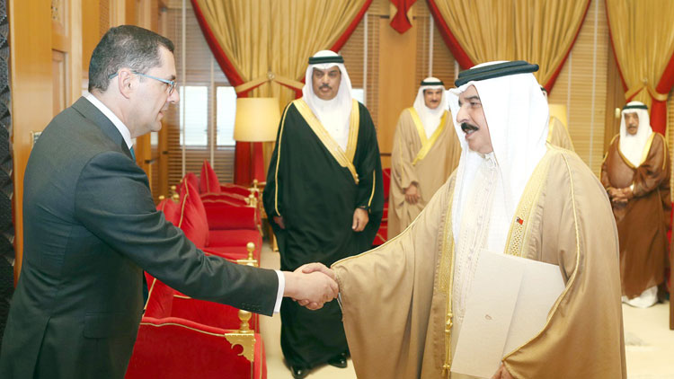 പുതിയ അംബാസഡര്‍മാരില്‍നിന്ന്​  ഹമദ് രാജാവ് നിയമന രേഖകള്‍ സ്വീകരിച്ചു