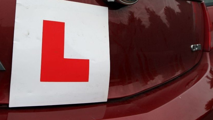 റെഡ് സിഗ്​നൽ വീഴ്​ത്തി; വഴിയടഞ്ഞ് ഡ്രൈവിങ് സ്കൂൾ മേഖല