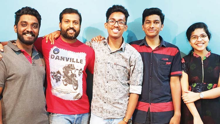 പഴമയുടെ ഇൗണവും പുതിയ കാലത്തി​െൻറ െട്രൻറുമായി പ്ലസ്്ടുകാരുടെ ഗായക സംഘം