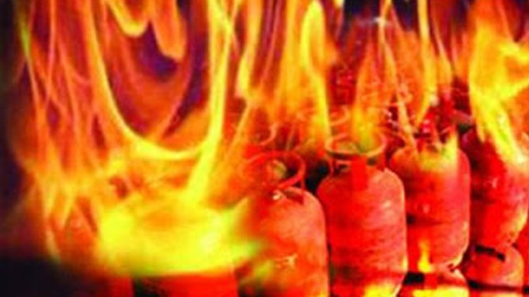 ഛത്തീസ്‌ഗഢിൽ ഗ്യാസ് സിലിണ്ടർ പൊട്ടിത്തെറിച്ച് അമ്മയും രണ്ട് മക്കളും മരിച്ചു