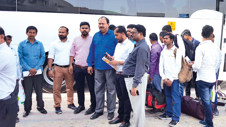 തൊ​ഴി​ലു​ട​മ മു​ങ്ങി​യ​തി​നെ തു​ട​ര്‍ന്ന്‍  വ​ഴി​യാ​ധാ​ര​മാ​യ തൊ​ഴി​ലാ​ളി​ക​ള്‍ നാ​ട്ടി​ലേ​ക്ക്​