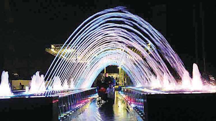 വർണപ്രപഞ്ചം തീർത്ത് ‘ലൈറ്റ് മി ലുസൈൽ’