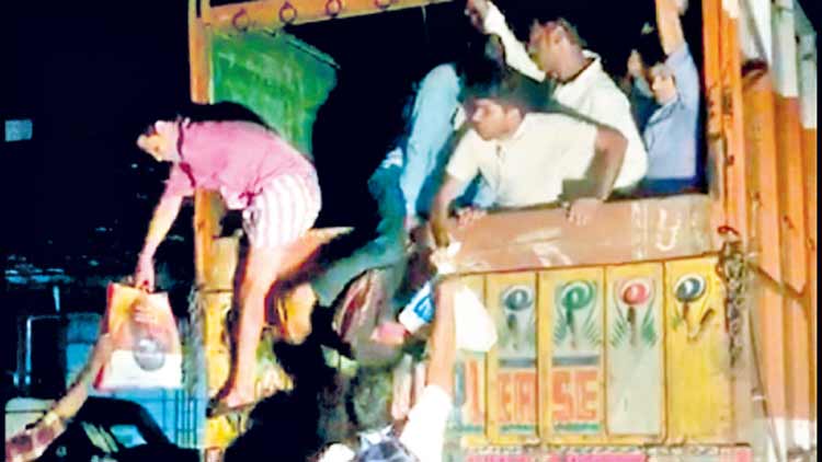 തൊഴിലാളികളെ ലോറിയിൽ  കൊണ്ടുപോകാൻ ശ്രമം; നാട്ടുകാർ തടഞ്ഞു 