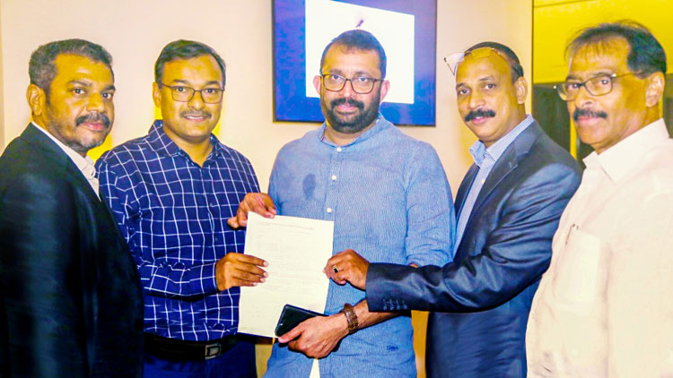 സ്വാ​ശ്ര​യ മെ​ഡി​ക്ക​ൽ ഫീ​സ്​ : ര​ക്ഷി​താ​ക്ക​ൾ സ്​​പീ​ക്ക​ർ​ക്ക്​  നി​വേ​ദ​നം ന​ൽ​കി