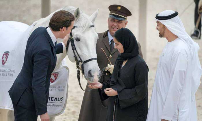 മു​ഹ​മ്മ​ദ്​ ബി​ൻ സാ​യി​ദി​ന്​ അ​പൂ​ർ​വ കു​തി​ര​യെ  സ​മ്മാ​നി​ച്ചു