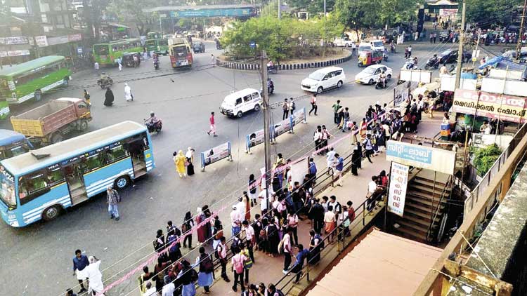 ഗതാഗതക്കുരുക്കിൽ ശ്വാസംമുട്ടി മെഡിക്കൽ കോളജ്​