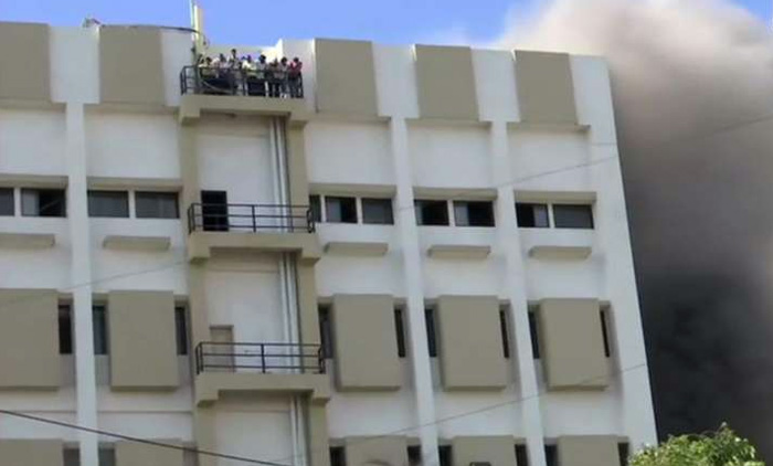 മുംബൈയിൽ കെട്ടിടത്തിൽ തീപിടിത്തം; നിരവധി പേർ കുടുങ്ങിക്കിടക്കുന്നു