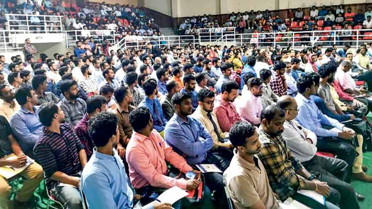 തൊ​ഴി​ൽ അ​ന്വേ​ഷ​ക​രെ ചേ​ർ​ത്ത് നി​റു​ത്തി ​െഎ.​എ.​എ​സ് മാ​തൃ​ക