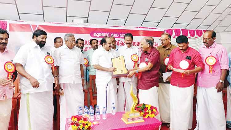 ക​ല ട്ര​സ്​​റ്റ്​ സാം​ബ​ശി​വ​ൻ പു​ര​സ്കാ​രം ഏ​ഴാ​ച്ചേ​രി രാ​മ​ച​ന്ദ്ര​ൻ ഏ​റ്റു​വാ​ങ്ങി