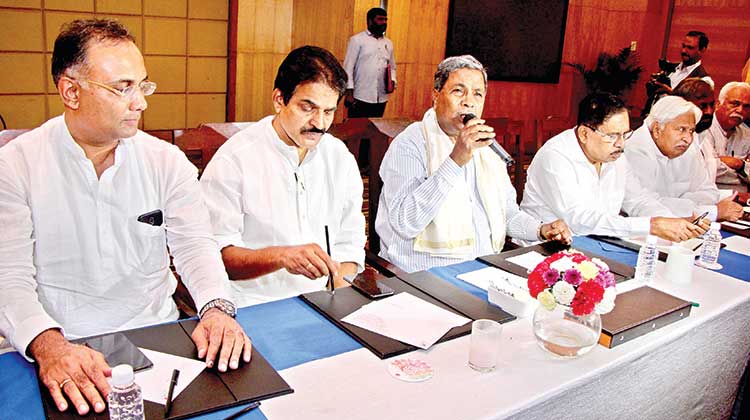 സ​ഖ്യ​സ​ർ​ക്കാ​റി​നെ ര​ക്ഷി​ക്കാ​ൻ ശ്ര​മം തു​ട​രും; കോ​ൺ​ഗ്ര​സി​ന് ആ​ശ്വാ​സ​മാ​യി  വി​മ​ത​ർ യോ​ഗ​ത്തി​ൽ