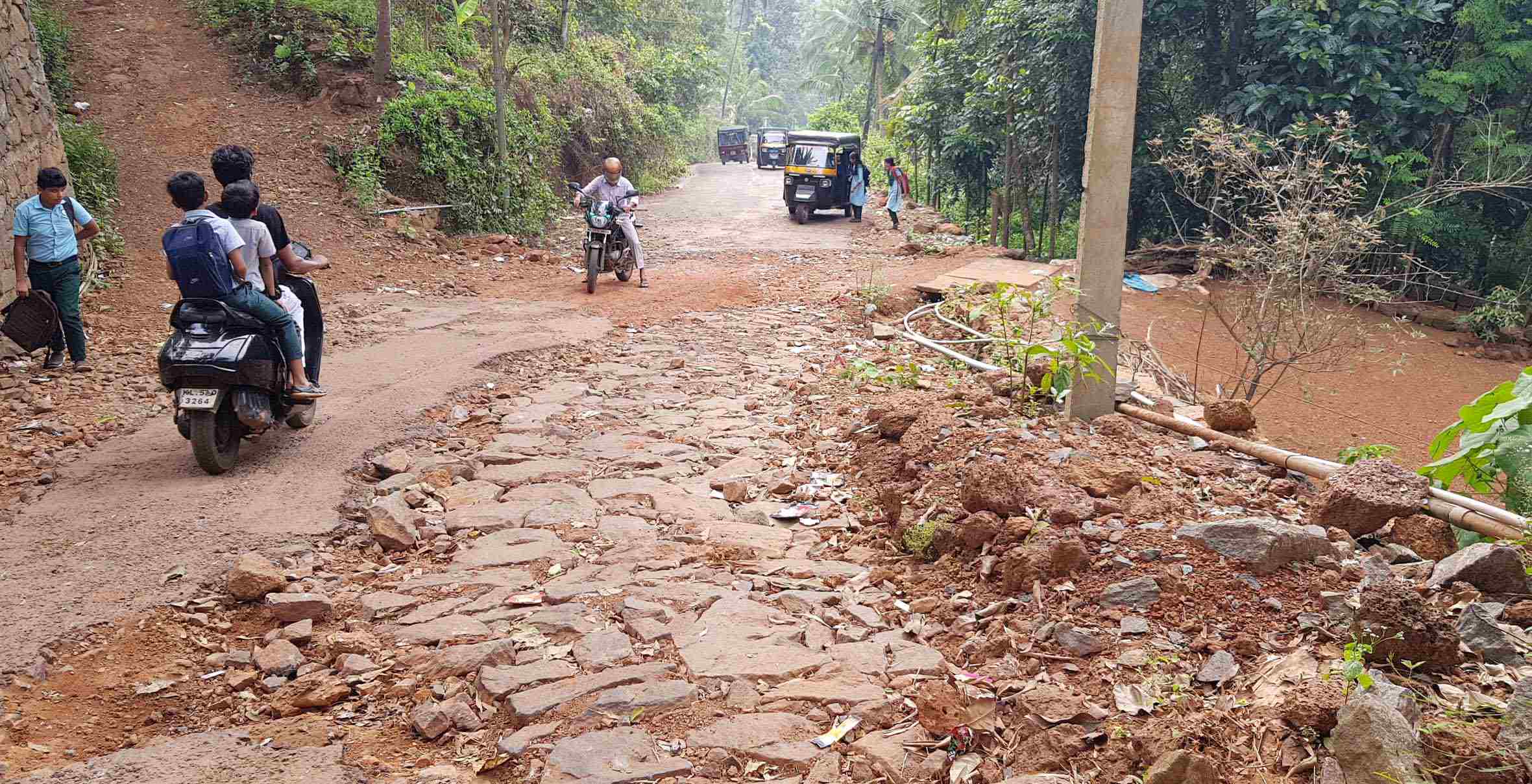 റോഡ് തകർന്നതിനാൽ യാത്ര ദുരിതമയം