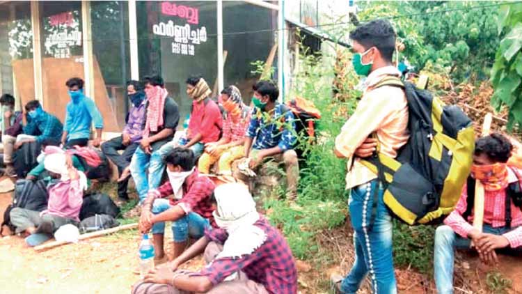 കാ​ൽ​ന​ട​യാ​യി യാ​ത്ര​തി​രി​ച്ച അ​ന്ത​ർ​സം​സ്ഥാ​ന തൊ​ഴി​ലാ​ളി​ക​ളെ ത​ട​ഞ്ഞു