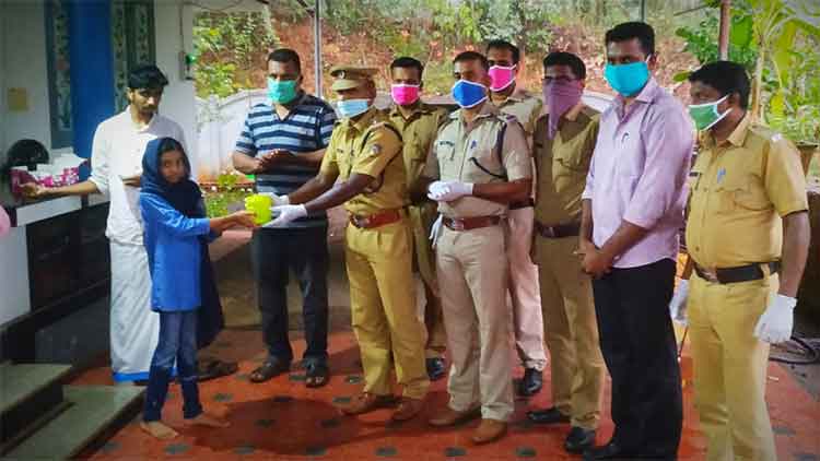 പി​റ​ന്നാ​ൾ സ​മ്മാ​ന​ം കി​ട്ടി​യ പ​ണ​വും ക​മ്മ​ലും ദു​രി​താ​ശ്വാ​സ നി​ധി​യി​ലേ​ക്ക്