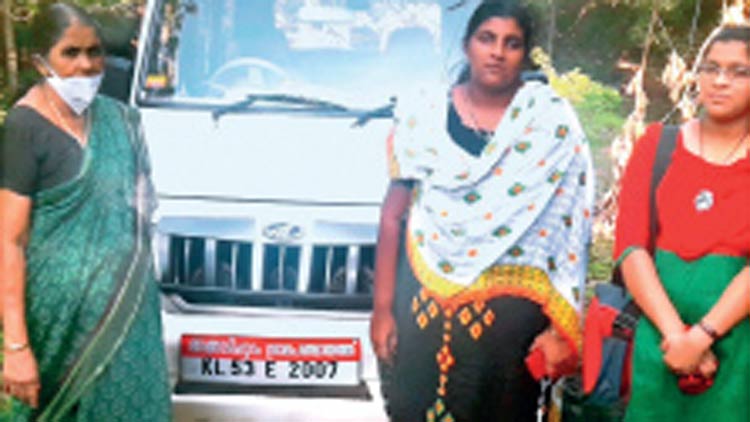 ഭി​ന്ന​ശേ​ഷി​ക്കാ​രിക്ക്​ ആ​ലു​വ​യി​ലെ​ത്തി പ​രീ​ക്ഷ എ​ഴു​താ​ൻ  പ​ഞ്ചാ​യ​ത്ത് വാ​ഹ​നം തു​ണ​യാ​യി