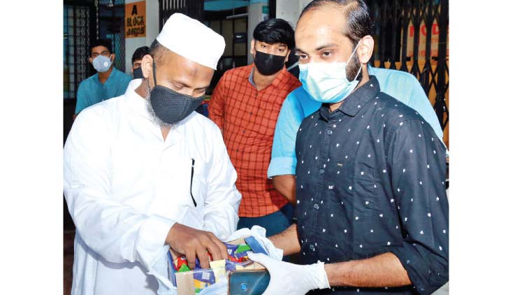 പ്ലാസ്മ തെറപ്പിയിലൂടെ രോഗം ഭേദമായി; രണ്ടുപേർ കൂടി ആശുപത്രി വിട്ടു പ്ലാസ്മ തെറപ്പിയിലൂടെ രോഗം ഭേദമായി; രണ്ടുപേർ കൂടി ആശുപത്രി വിട്ടു