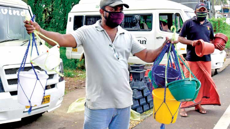 ചിറകറ്റ് ട്രാവൽസുകൾ; ജീവിതമാർഗം വഴിമുട്ടി നിരവധിപേർ ചിറകറ്റ് ട്രാവൽസുകൾ; ജീവിതമാർഗം വഴിമുട്ടി നിരവധിപേർ