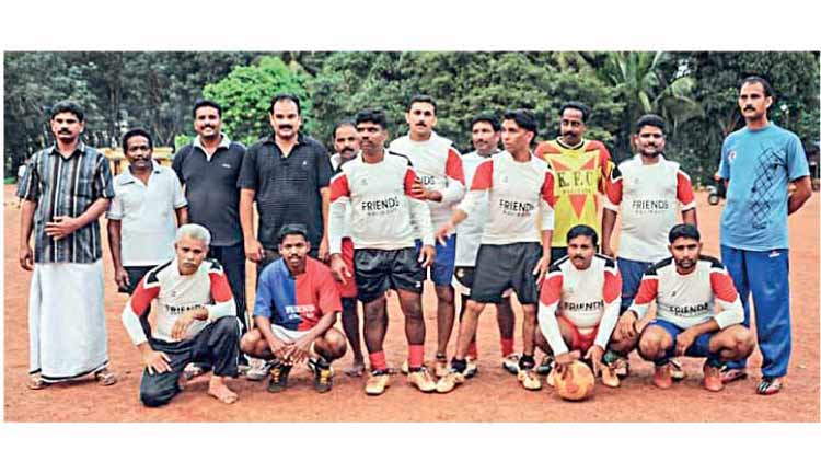 കാ​ളി​കാ​വ് ഫ്ര​ണ്ട്സി​െൻറ ഗോ​ൾ​വ​ല​യം കാ​ത്ത  മു​ഹ​മ്മ​ദ് ഇ​നി ഓ​ർ​മ