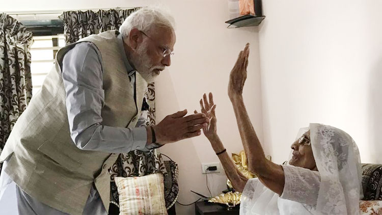 മാതാവിൻെറ അനുഗ്രഹം തേടി മോദിയെത്തി VIDEO