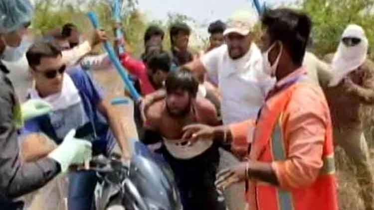 ശുചീകരണ തൊഴിലാളികളെ ആൾക്കൂട്ടം ക്രൂരമായി മർദ്ദിച്ചു; ഒരാൾക്ക്​ വെ​ട്ടേറ്റു